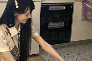 跟着少女打开www.51cg1.com传送门，吃瓜新世界等你来！